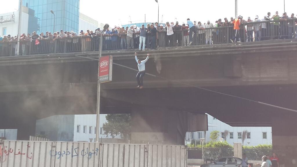 Durante confrontaciones con el ejercito en el Cairo, Egipto, varios manifestantes saltaron de un puente para evitar ser heridos por el ejercito golpista.