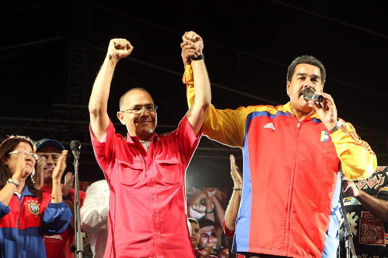 El Presidente Maduro anunciando la postulación de Ernesto Villegas a la Alcaldía MAyor de Caracas por el PSUV