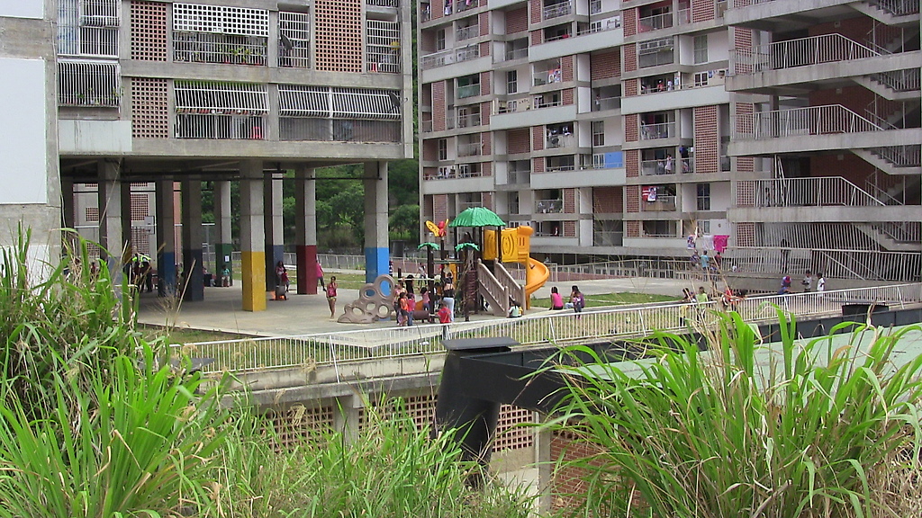 vista del complejo habitacional juan vives suria desde la caminería que une a los dos módulos
