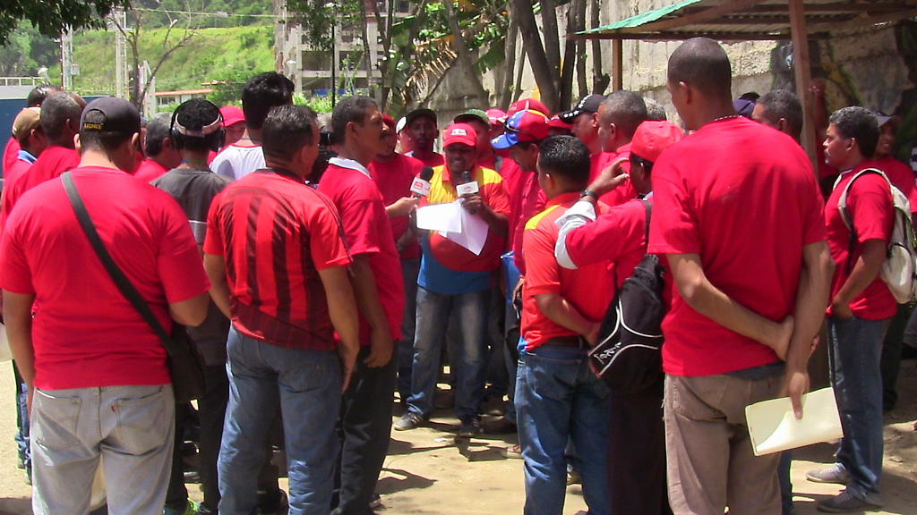 Frente al portón  No 4 de fuerte tiuna protestan miembros de la brigada de construcción látigo chávez