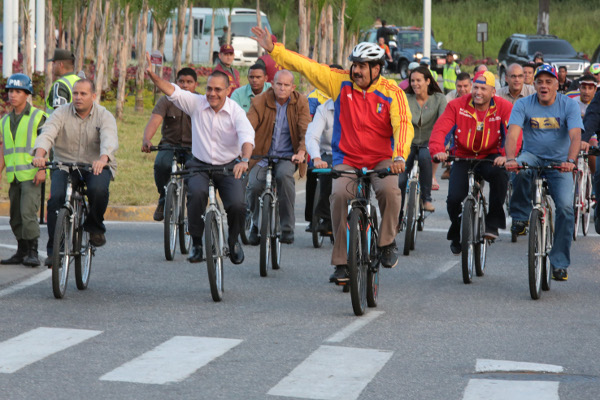 Presidente Maduro llega en bicicleta