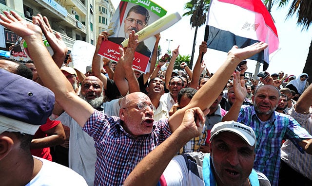 Seguidores del derrocado presidente Mohamed Mursi, continúan enfrentando al ejercito golpista.