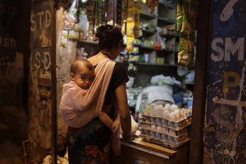Una mujer compra en una tienda de abarrotes en Nueva Delhi. El nuevo jefe del banco central de India comenzó el miércoles su primer día en el cargo con el anuncio de medidas de corto plazo para aumentar la confianza ante la desaceleración de la economía y la devaluación monetaria