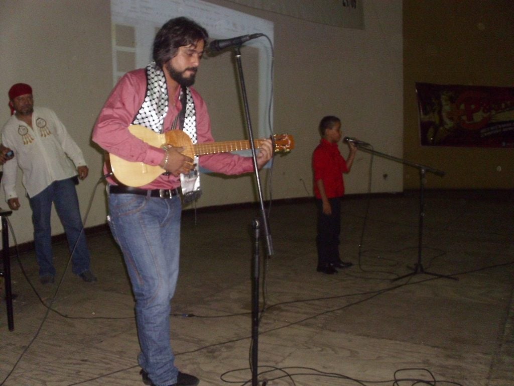 Alí Rafael Primera Vazquez, acompañado de Edwin Gomez (niño Bolívar) cantor entonó las canciones de nuestro panita Alí Primera. Foto: Margot Inojosa