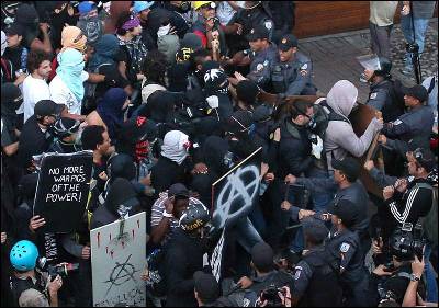 Manifestantes se enfrentan con la Policía en Río de Janeiro