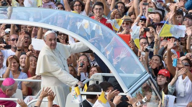 El Papa Francisco llega a Cagliari, capital de la isla italiana de Cerdeña