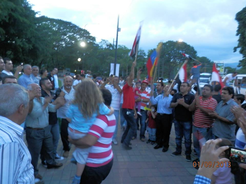 Llegada a la Redoma de Guaparo donde con consignas y derechos de palabras condenaron la agresión de Barack Obama