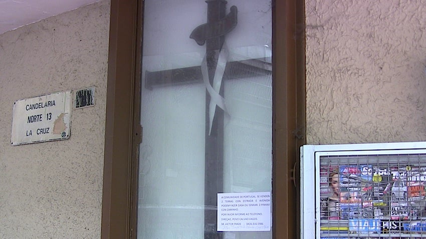 Histórica cruz de la candelaria en la esquina que lleva su nombre