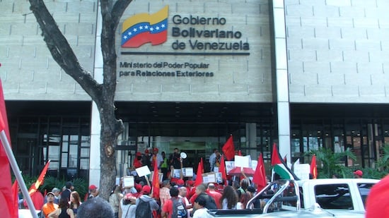 Manifestantes frente a la sede administrativa de La Cancillería