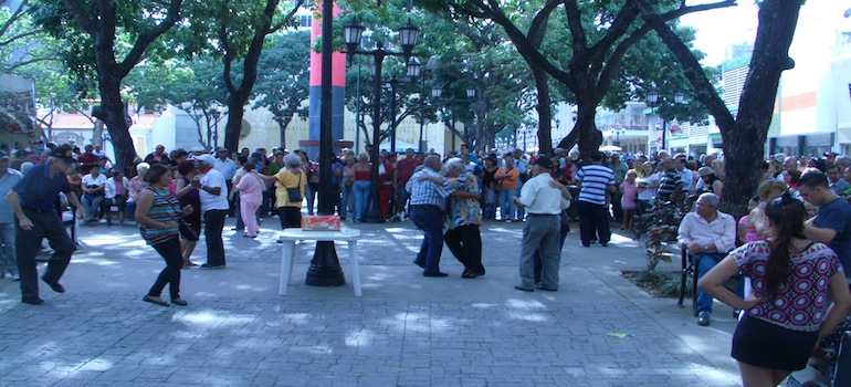 Abuelitos y abuelitas bailando en la plaza de El Venezolano