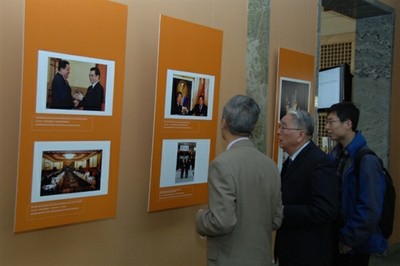Realizan exposición fotográfica en Beijing sobre visitas de Hugo Chávez a China.