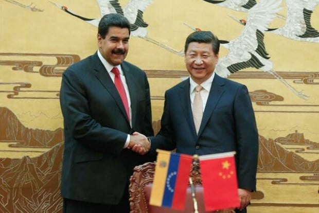 El presidente de la República Popular China, Xi Jinping recibiendo al Jefe de estado venezolano Nicolas Maduro.