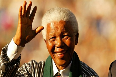 El expresidente sudafricano Nelson Mandela abandonó el hospital de Pretoria