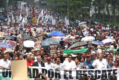Mexicanos marchan en rechazo a la privatización del petróleo