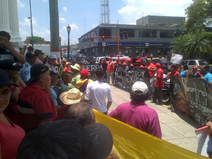 Trabajadores y trabajadoras de Pedro Camejo en las afueras de la Gobernación del estado Yaracuy