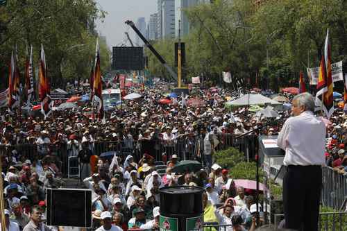 Andrés Manuel López Obrador se dirige a sus simpatizantes durante el mitin de Reforma.