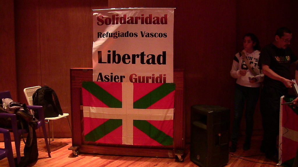 El cartel y la bandera. Solidaridad refugiados vascos Libertad para Asier Guridi