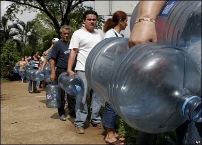 Gente haciendo cola para abastecerse de agua potable