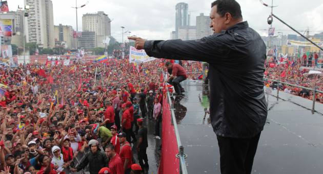 "Aquí está Chávez de pie con ustedes"