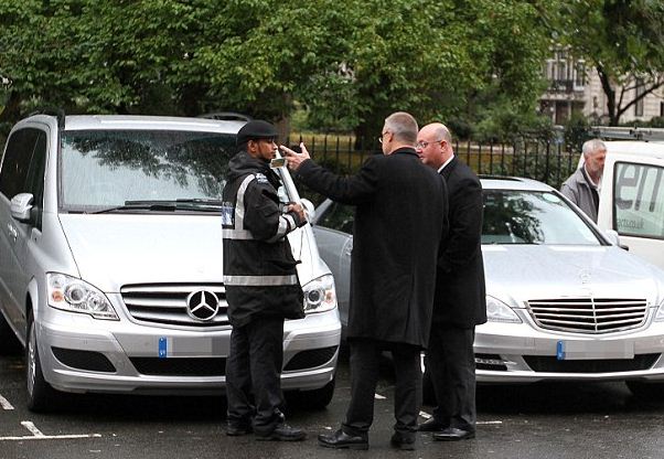 El guardia del Westminster City Council de Londres, poniéndole la multa al vehículo de Hillary Clinton