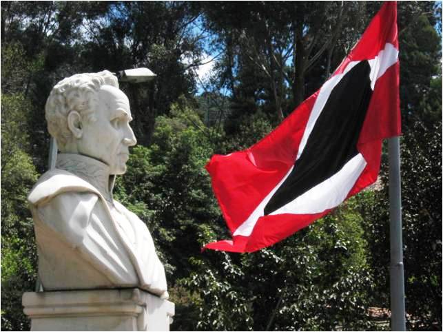Bandera del Decreto de Guerra a Muerte junto a un busto de Simón Bolívar, una imagen incorporada simbólicamente en el comunicado de los movimientos populares