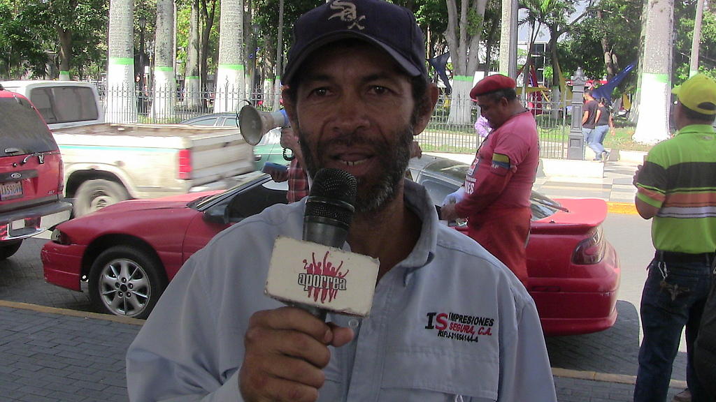 David Andrade, artista plástico declarando para aporrea desde la plaza Bolívar de Barquisimeto estado Lara