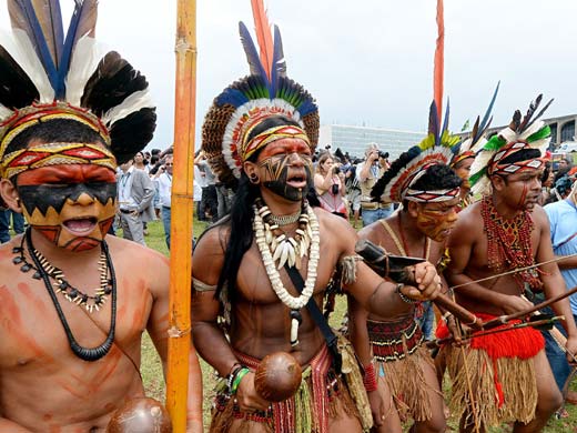 Indígenas de Brasil ven muchos de sus derechos en peligro con la pretensión del legislativo