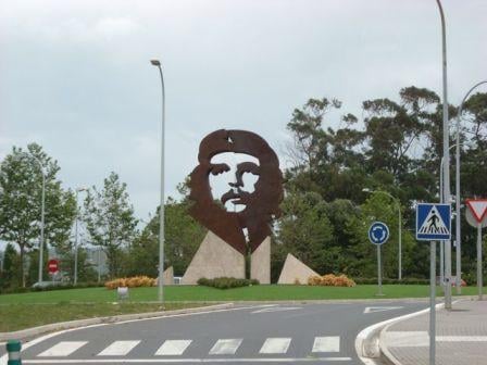 Una de las fotos más difundidas del monumento al Che en Oleiros, Galicia, desde muy buena perspectiva, logra el efecto de la famosa foto de Korda.