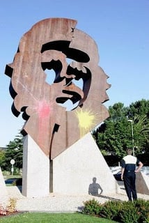 Las huellas del atentado de la derecha contra el monumento