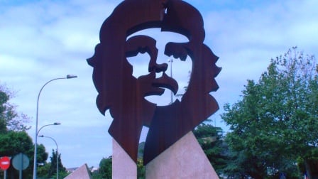 Monumento al Che, en Galicia, formado con un conjunto escultórico de dos piezas separadas en distintos planos, en hierro y con base de granito, donde el metal arma el rostro con el cielo y el paisaje