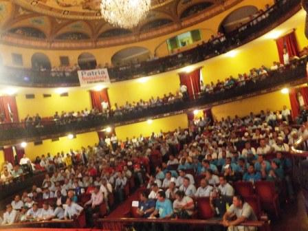 Vista plena de la asistencia al Congreso de la FUTAAC. Arriba, pancarta de la plataforma Patria Socialista, de Carabobo.
