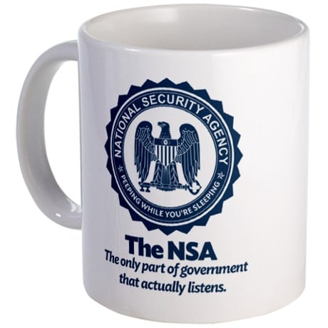 McCall vende una taza con el sello de la NSA por encima de las palabras "Espiándote Desde 1952", y un sello parodiado de la NSA que dice "Espiándote Mientras Duermes" por encima de las palabras, "La NSA: La única parte del gobierno que realmente escucha".