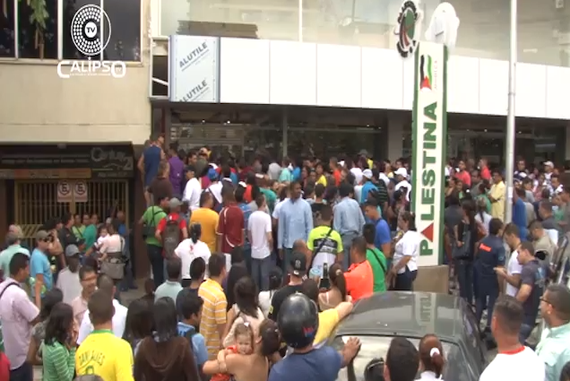 La gente se agolpaba frente a la tienda Palestina Import