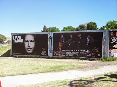 Afiche en la calle de Neuquen en Argentina en homenaje a Chávez