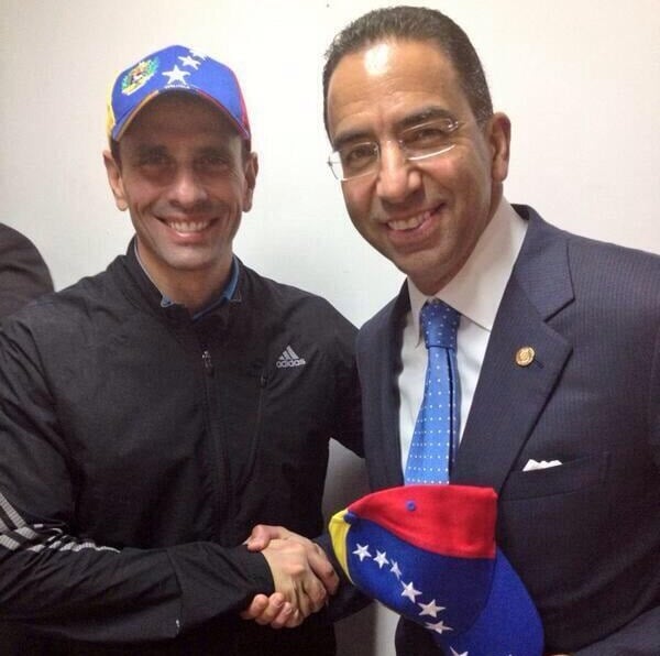 Foto de Capriles supuestamente con el dueño de Daka