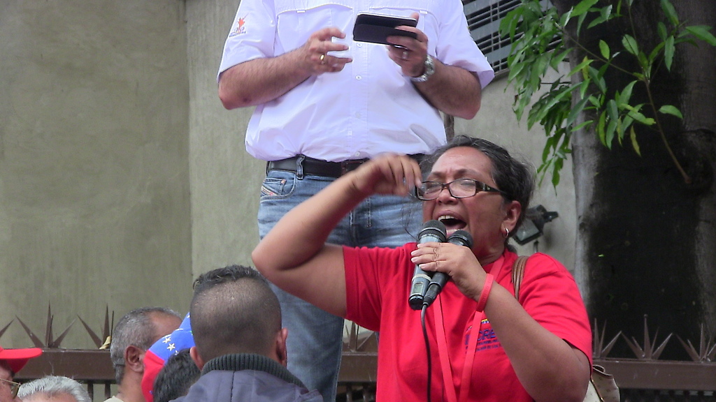 Aidé Gómez del Sindicato del INCES en un encendido discurso frente a la sede de Fedecámaras