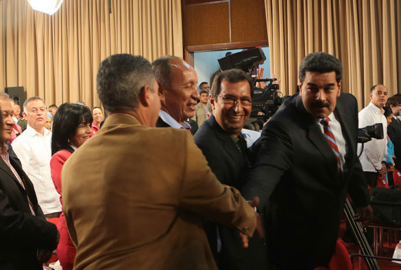 El gobernador opositor de Lara  Henri Falcón saluda al presidente Nicolás Maduro