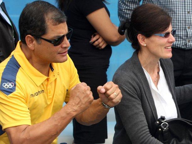 El presidente Correa y su esposa, aupando a su hija