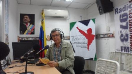 Gonzalo Gómez, de Aporrea.org, en la cabina de la Radio Voces Libertarias 97.3 FM de la Parroquia San Juan, Caracas