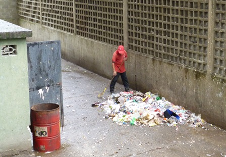 Los trabajadores cumplen su trabajo, pero se ven obligados a dejar la basura a la intemperie