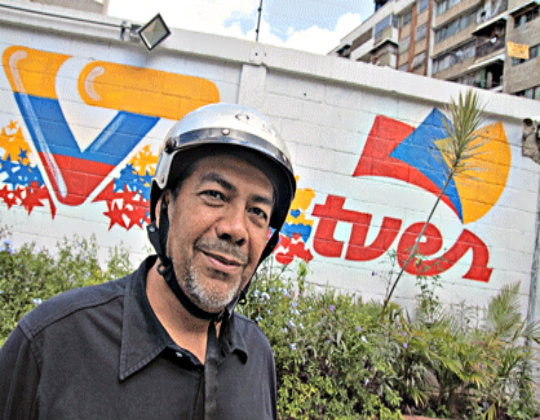 William Castillo es periodista y presidente de la Televisora Venezolana Social (TVES ). Cree que los comunicadores no tienen por qué ocultar su posición política. Eso sí, no deben faltar a la verdad.