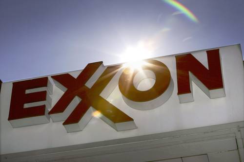 El cambio en el sector energético abrirá ese negocio a compañías como Exxon Mobil y Chevron Corp para desarrollar la segunda área de hidrocarburos más importante del mundo después del Ártico, citó la agencia Bloomberg en un reporte. La apertura del sector petrolero de México a la inversión extranjera podría ser beneficiosa para todos los involucrados, informó un ejecutivo de Exxon Mobil Corp. La imagen, logo de Exxon en una gasolinera en Dallas