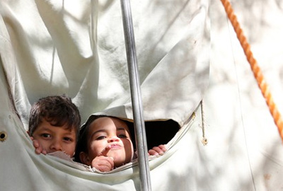 Dos niños refugiados sirios en un campamento de Naciones Unidas