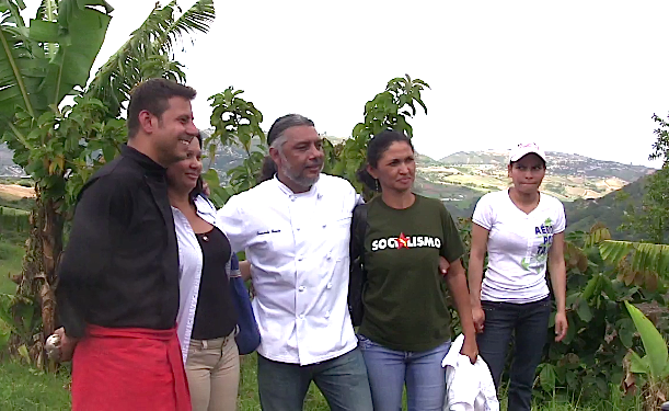 Una foto con los chefs de Tves, al fondo el valle de monte carmelo