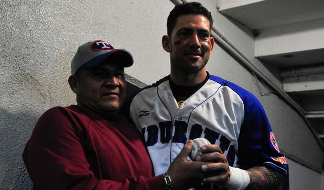 Diego Flores, el fanático que atrapó el jonrón 21 de Cabrera