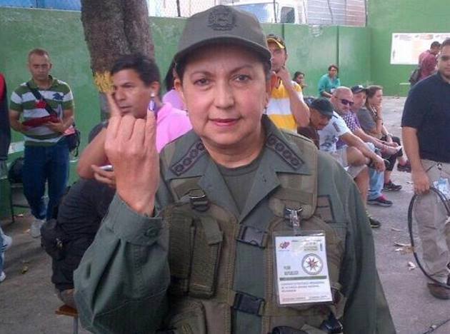La Almiranta Carmen Meléndez, a su salida de votar saluda a los medios de comunicación presentes