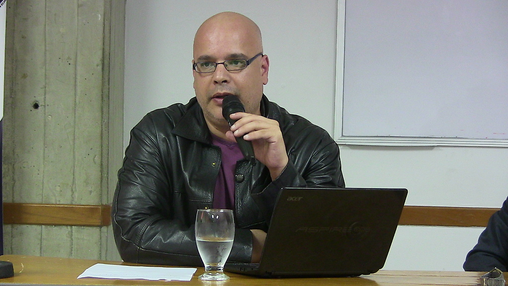 Leonardo Bracamonte del Celarg presentó al conferencista profesor Josu Landa