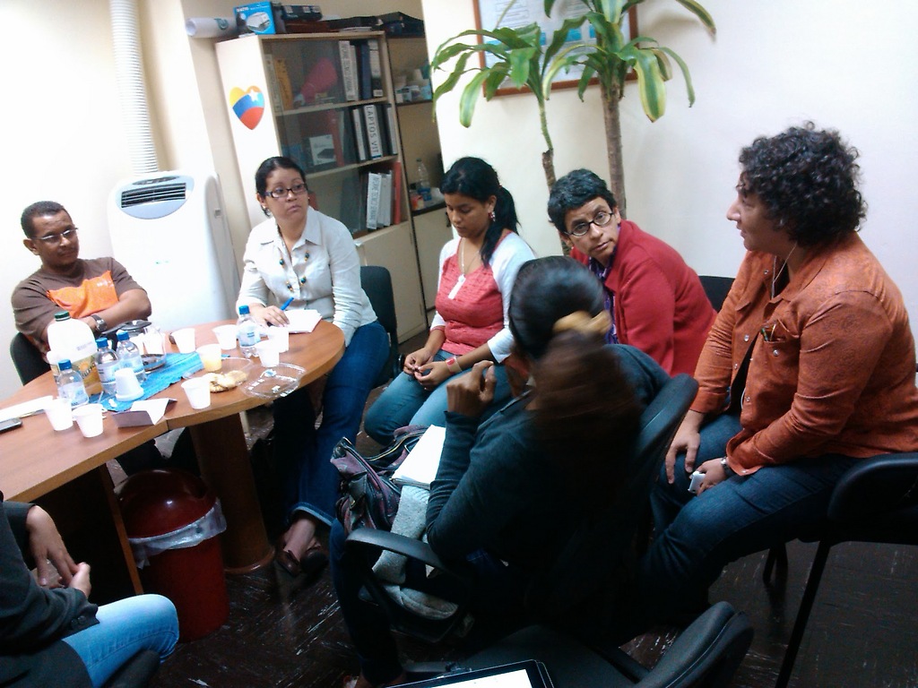 Activistas por el Software Libre en reunión de concertación con la Dirección de Formación Socialista del ministerio del poder popular para de la Mujer y la igualdad de género