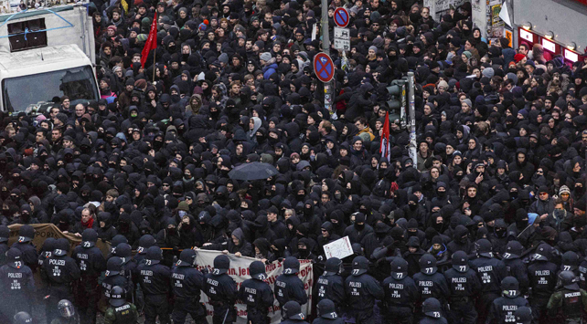 La policía alemana bloquea a los manifestantes frente al Centro Social Rote Flora durante una manifestación el pasado 21 de diciembre contra el cierre del centro