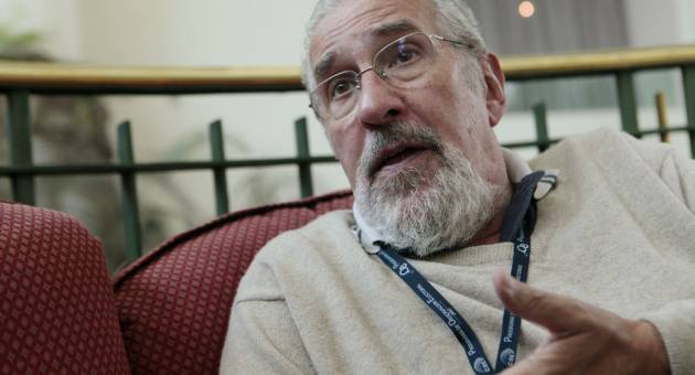 El periodista y economista argentino Atilio Borón, entre los movilizados y firmantes